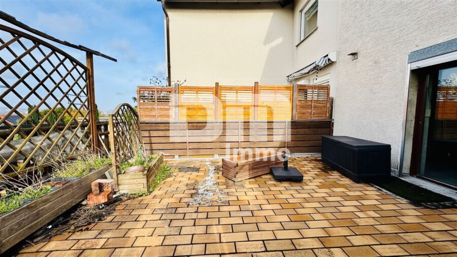 Handwerkertraum mit XL-Grundstück: Doppelhaushälfte mit Nebengebäude zur Sanierung - Terrasse Wohngebäude / Panoramablick über Kassel
